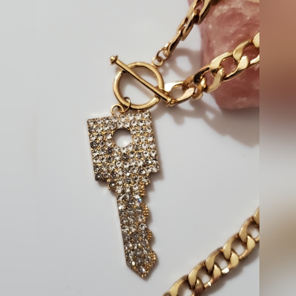 KEY necklace Sparkly Rhinestones Cuban chunky chain faux toggle gold pendant - Picture 2 of 8